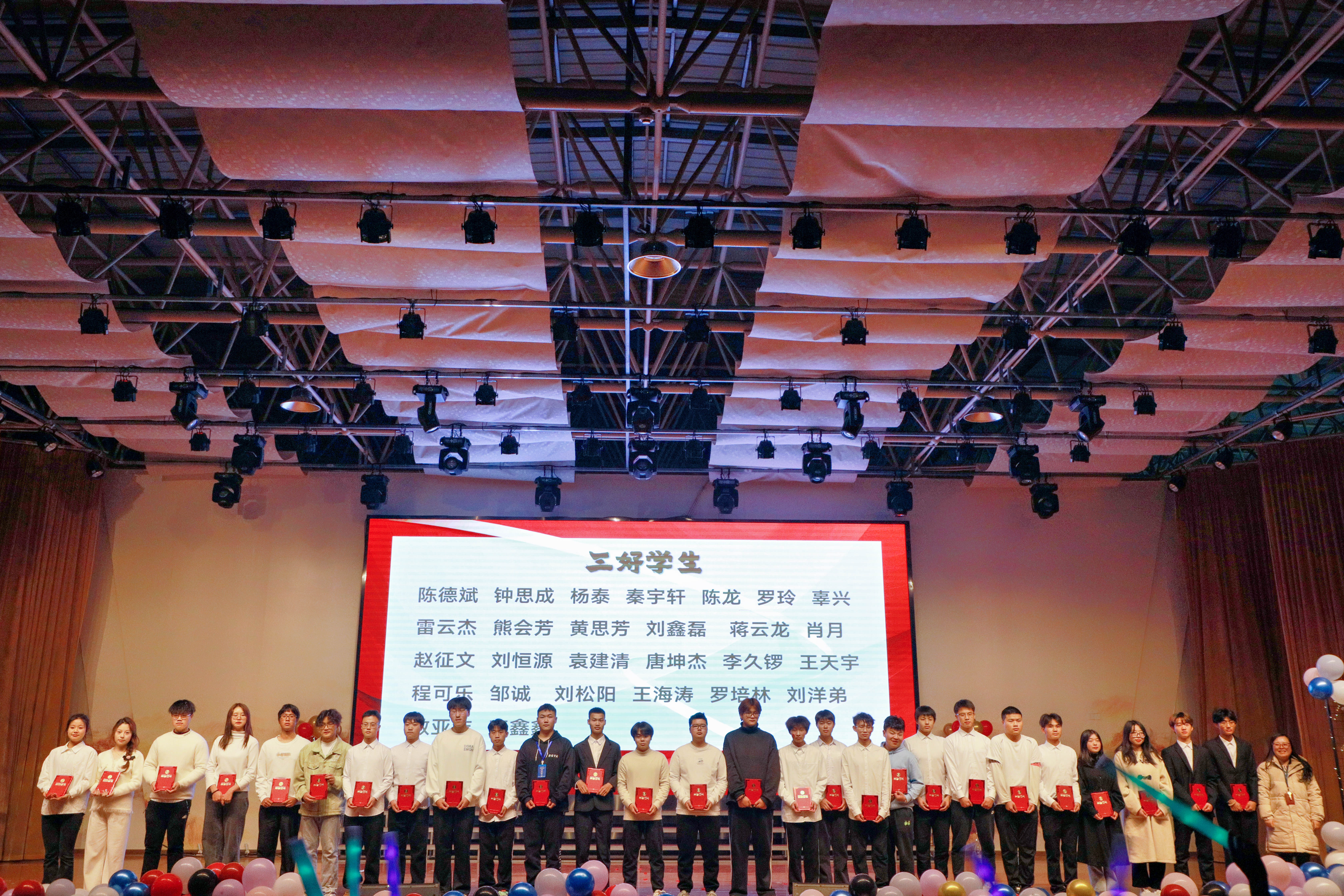 欢乐庆新年 青春耀未来 “2024天天向上”新年文艺晚会热力上演！(图8)