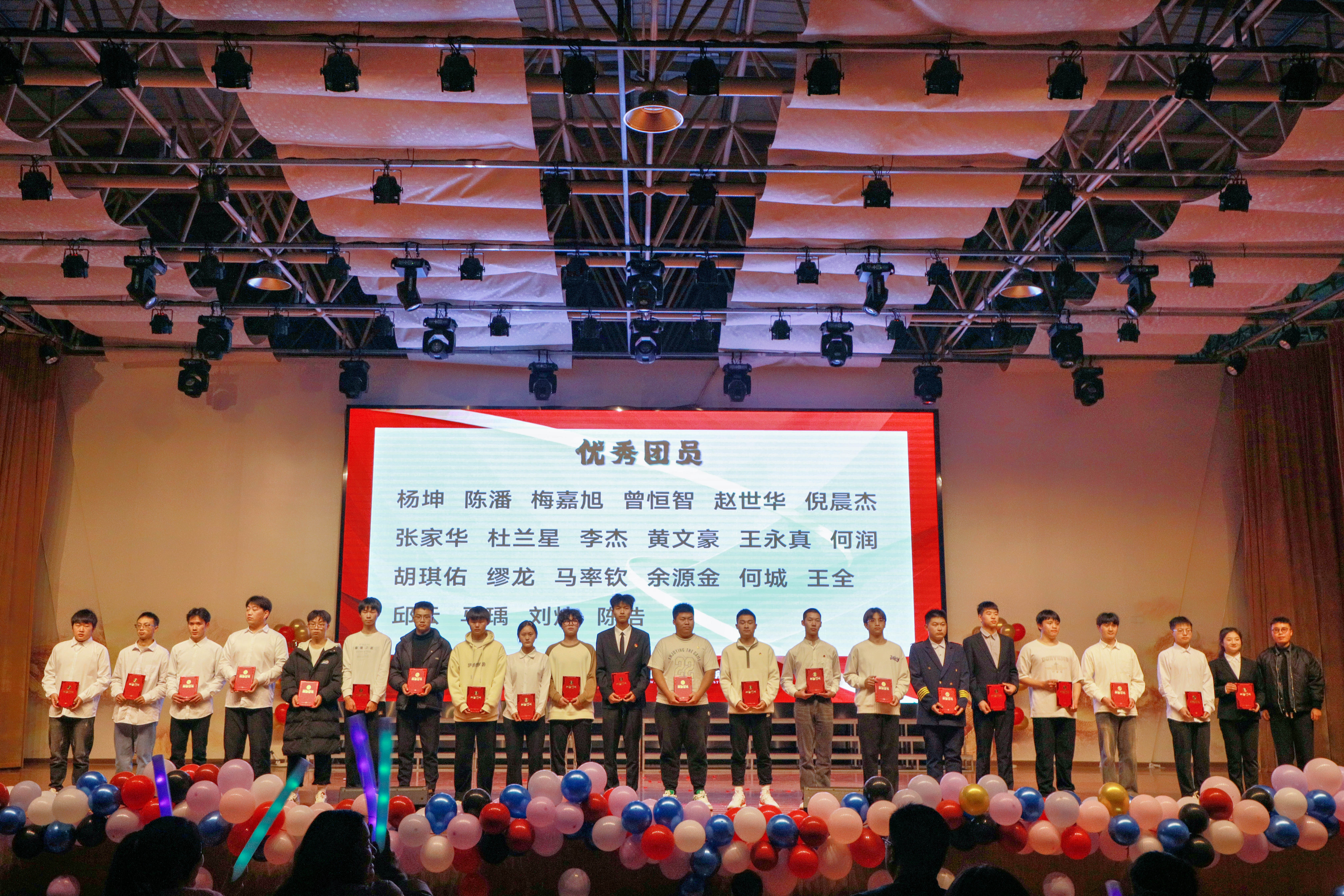 欢乐庆新年 青春耀未来 “2024天天向上”新年文艺晚会热力上演！(图10)